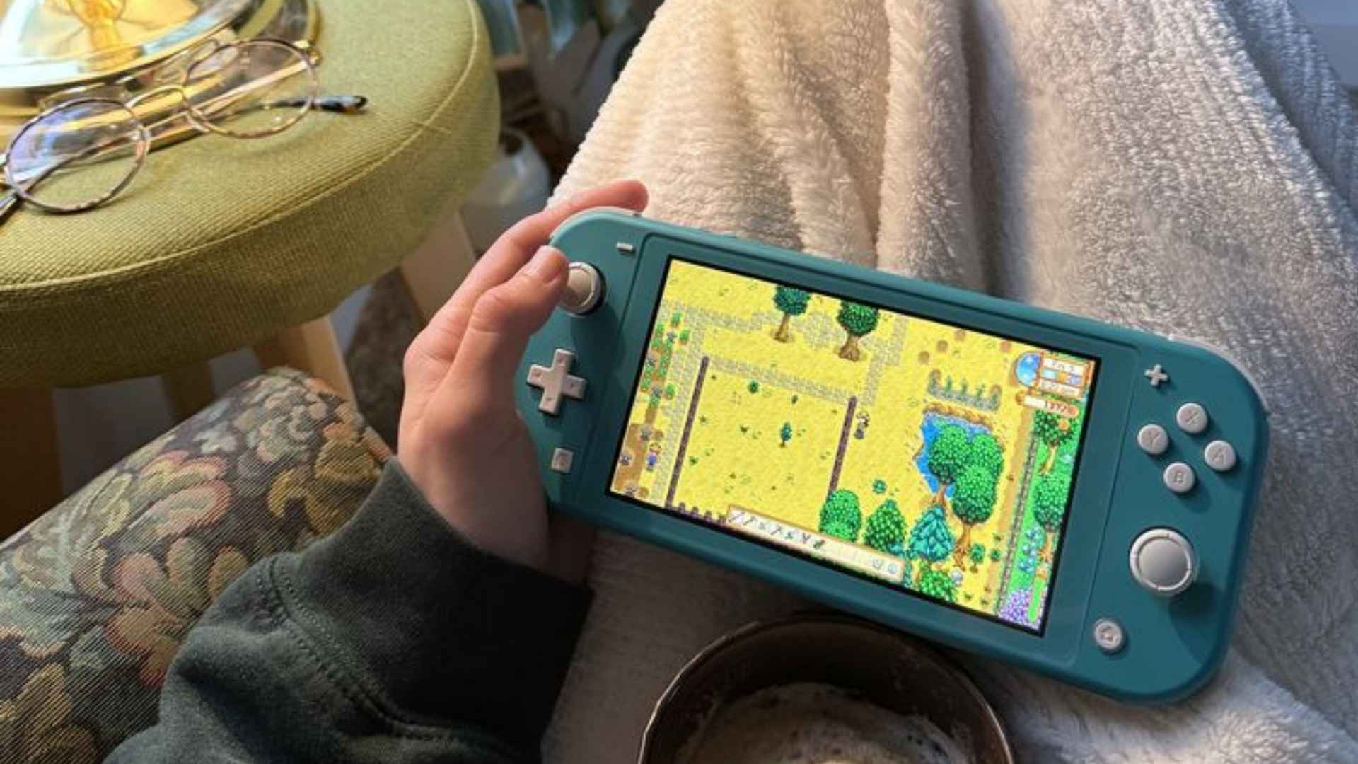 Mobile Online Games with Strong Competitive Scenes